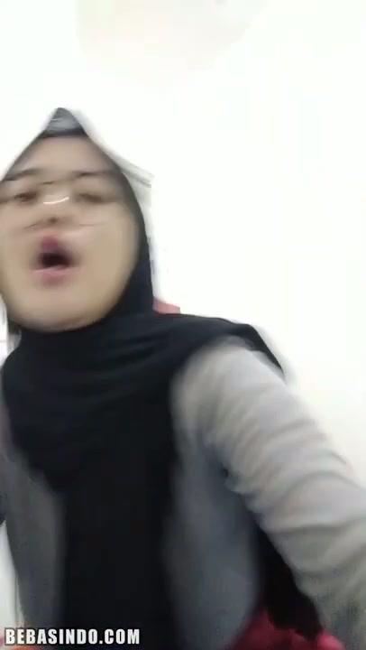 Acha Hijab Toket Gede Cantik Kacamata.mp4