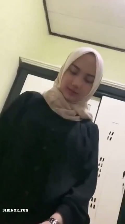 Reupload Cewek Jilbab Penurut Nyepong Kenyot Susu Imut.mp4